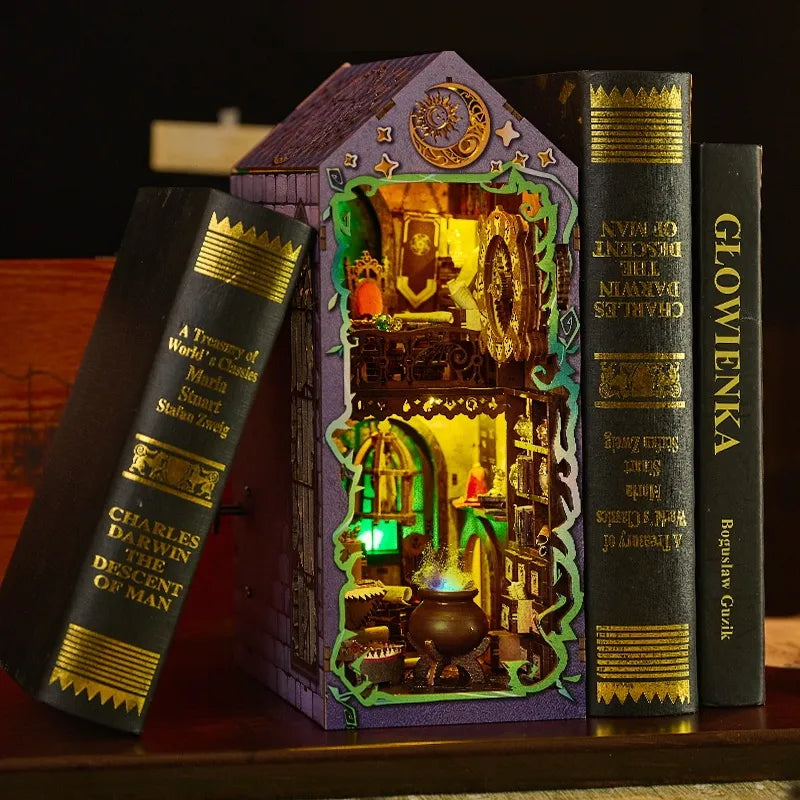 Mystic Theurge's Hut Book Nook Kit