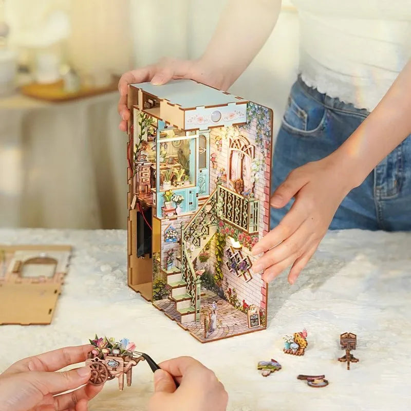 Flower Shop book nook kit – detail view 4