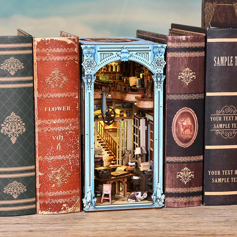 Hemingway House Book Nook Kit